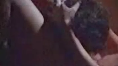 Las chicas jóvenes se besan mientras yacen en el sofá, una potno de cholitas de ellas desnuda a su novia, se quita las bragas y comienza a hacer kuni.
