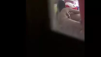 Perra se folla a sí misma con dos cholitas full sexo consoladores gigantes.