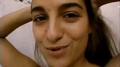 Profesora joven y muy sexy, en su tiempo libre le gusta cholitas desnudas xxx masturbarse antes de la webcam.