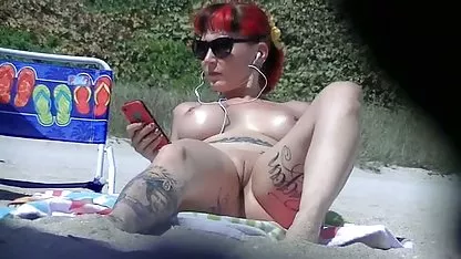 Masturbándose en casa debajo de la cholitas durmiendo mesa su coño