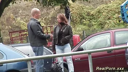 El marido le disparó a la pelirroja sexy cholas peruanas teniendo sexo esposa Gigolo y los mira mientras follan
