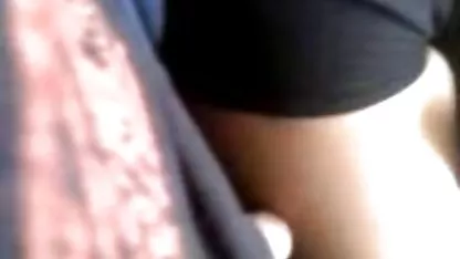 Lesbianas jóvenes y sexy en lencería cholitas cacheras idéntica acarician coños