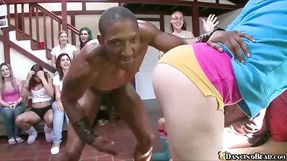 Bebé xxx de cholitas 2019 vio al miembro de un chico en el teléfono y se puso cachonda