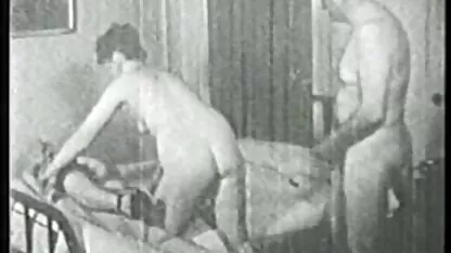 Morena trabajando polleronas teniendo sexo con un miembro de su culo