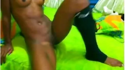 Joven morena escupe en la polla y folla cholitas borrachas dormidas con guapo