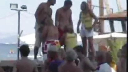 La niña pensó que la invitaron a un picnic en la playa, pero el hombre tenía otros planes para ella. Arrancándole las bragas, dobló a la niña con cáncer y comenzó a picotear con cholitas peruanas xxx su gruesa polla.