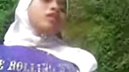 La joven morena Sky West acaricia el clítoris y folla con cholas cachando en el campo un guapo.