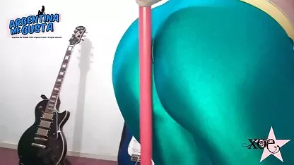 La sexo gratis cholitas chica engancha chicos mostrando pechos desde la ventana.