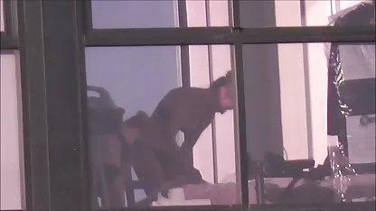 Joven puta con grandes tetas extiende sus pétalos polleras xxx de coño y dedos su clítoris