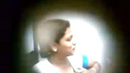 La hermosa morena chupa apasionadamente a un xxxvideoscholitas amigo y luego se sube a su polla fuerte. Una perra que grita como un asno cuando la golpean con fuerza al máximo.