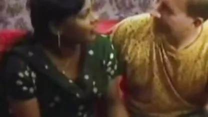 Las chicas extrañas hacen cosas muy extrañas. La chica que acarició el coño de su novia, comienza a trepar cholitasxxx allí ya con su mano cada vez más profunda, al parecer les gusta.