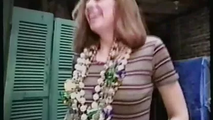 Chica caliente llevaba un cinturón y sexo con cholitas borrachas se folla a su perra en su boca
