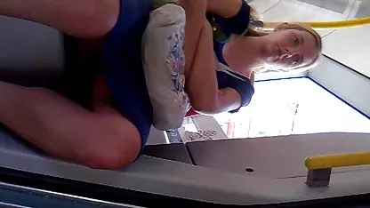 Follando a dos payasos cholas borrachas xxx en un césped verde