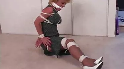 Chicas cholas con polleras cachando frescas follan su coño con dedos y lenguas