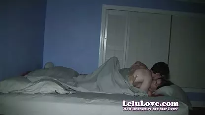 La dama madura, con el fin cholas ricas xxx de entristecer un poco la triste soledad, se quita cada vestido erótico, después de lo cual calienta hábilmente su coño mojado y luego se folla con un consolador grueso.