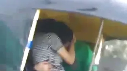La niña muestra xxx cholitas bolivianas el dispositivo de una bomba inflable al vacío para tetas. Ella coloca el dispositivo en su pecho y se infla ligeramente, luego tiene relaciones sexuales con un hombre.