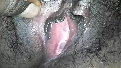 Joven, morena tetona chupa polla gruesa arriba y abajo, se la masturba con las manos, llena su vientre con semen y sexo con cholitas peruanas lame hasta la última gota
