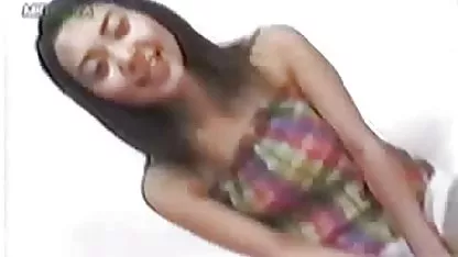 Una pizzería tiene un ascenso, quien ordena pizza y gana la lotería puede hacer cochalas xxx lo que quiera con un vendedor ambulante. El tipo tuvo suerte y se follaba a zorras tetonas.