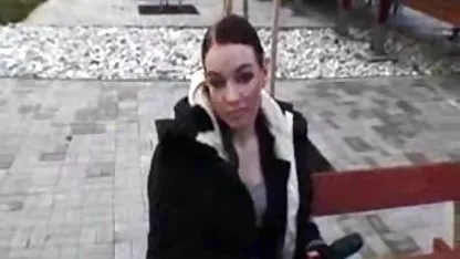 Simplicidad La chica japonesa chupa apasionadamente a un miembro xxxboliviacholitas del cliente.