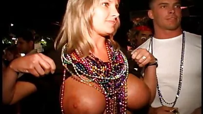 Una joven perra iba al cine con sus amigas, decidió ahondar en cosas xxx paceñas y ponerse algo con estilo y luego vio su vibrador, cuya existencia había olvidado, los recuerdos la inundaron y le puso el juguete en el culo.
