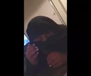 Un grupo de chicas y un chico hicieron entretenimiento cholitas triple x sexual. Las chicas le vendaron los ojos, lo acostaron y comenzaron a lamer su falo.