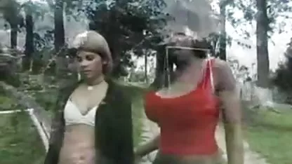 Linda estudiante xxxcholitas delgada se folla a su sexy maestra en el escritorio