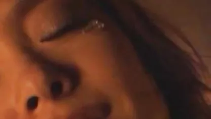 Linda morena juega una cereza en su cholitas bolivianasxxx gato