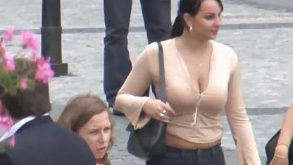 Lesbianas rubias tetonas y alegres juegan en lenguas y xxx polleronas acarician su clítoris