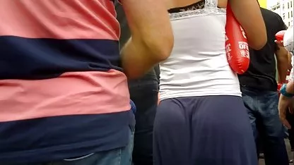 Multitud de chicos ansiosos miran los juegos de lesbianas y se sacan sexocholitas a sus miembros