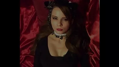 Una perra está esperando una sorpresa en forma de un miembro sexo cholas peruanas negro y gordo.