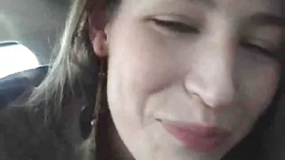 La esbelta morena le vendó los ojos al chico y le jodió la boca. putascholitas