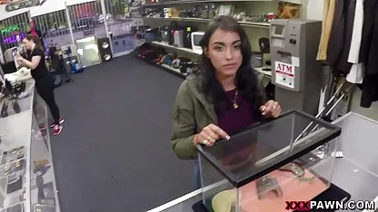 Hoy en día, algo más te está esperando, verás cómo la bella Fae cholitas teniendo sexso satisface a su novia con un vibrador salvaje y qué tan sofísticamente chupa el pene largo de su amiga.