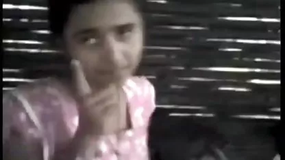 Se folla su cholitas bolivianas xxx polla con un vibrador.
