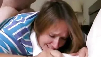 Jóvenes polleronas cachando lesbianas acarician coños