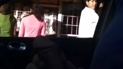 Estando entre dos hermosas rubias, el tipo pidió un deseo y se cumplió de inmediato, las perras se abalanzaron sobre él, lo tiraron sobre la cama y comenzaron a follarlo sexo de cholitas paceñas con sus bocas, colillas y pasteles.