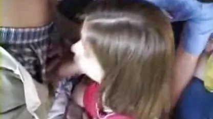 Chicos jóvenes ataron a una rubia madura y le purno cholitas dieron sexo en grupo