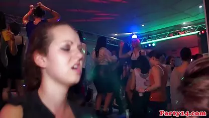 Sexo grupal cholitas desnudas bolivianas en el club follando y mamada provista.