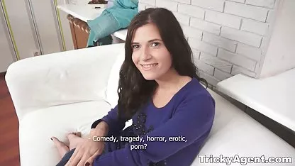Masturbándose con sus juguetes. cholas cachando en el campo
