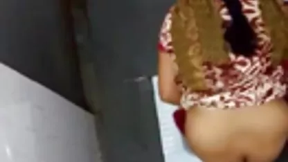 Masajista gentil y joven estaba excitada y follada por un cholas de pollera xxx cliente.
