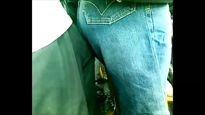 La basura lujuriosa del látex chupa la polla de chola peruana cachando un macho con una máscara antigás