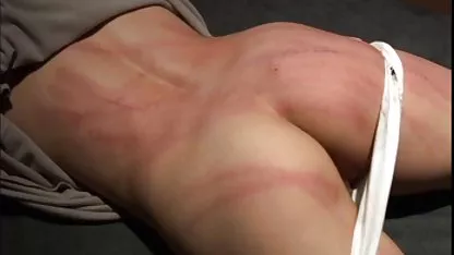 La belleza rubia se da cuenta de que cachando a cholita con sus pequeñas tetas no excitará a un macho negro, le abre las nalgas y lo invita a entrar por el culo.