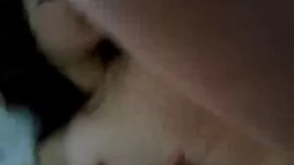 Un tío lujurioso huele a una zorra putascholitas tetona en el anal y dispara a la cámara