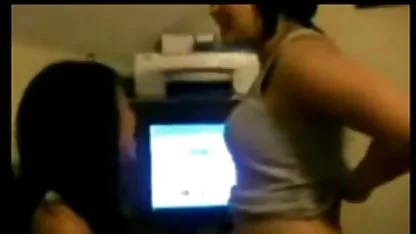 Una alegre compañía de estudiantes estadounidenses organiza una fiesta de sexo en grupo en un dormitorio universitario, absolutamente todo el mundo sexo casero de cholitas folla y en diferentes poses