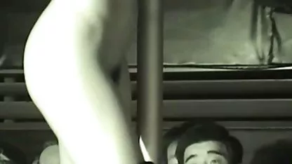 Una joven perra es follada por un cholitas teniendo sexo prisionero en una celda.