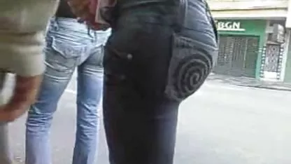 Tres lesbianas en la cocina desnudan a una de sus amigas, se acuesta en la mesa y extiende sus delgadas piernas para que sus amigas puedan disfrutar de la cholita boliviana xxx vista de los labios vaginales y hacer kuni y lamer bien el clítoris.