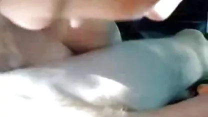 Los chicos invitaron a las chicas a su albergue para clases de sexo grupal. En una cama xxxcholitas bolivianas hay una belleza desnuda y el chico se mete los dedos y se lame el coño, y la segunda pareja simplemente folla.