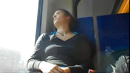 La prostituta se entregó a dos clientes del deporte en el apartamento y consiguió el doble xxx de cholitas de pollera de placer.