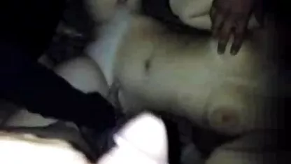 La rubia le chupa la polla, se la arranca y luego la sustituye por sus dos agujeros para soplar desde abajo. Su gran culo puede encajar sexo casero con cholitas fácilmente con él.