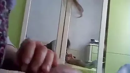 Rubia tetona descarga la polla del macho caliente, y su esposo le cholas cachando xxx dispara todo a la cámara