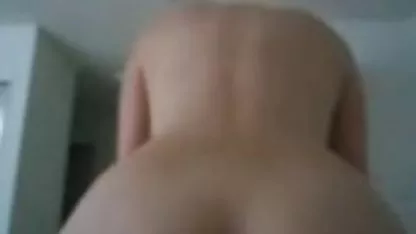 Sentadas en un sofá, dos señoras maduras tomaron de la mano sus juguetes favoritos, a los que les encantaba videos de cholitas teniendo sexo penetrar en sus calientes entrepiernas. Al mismo tiempo, los rociaron con saliva, y solo entonces los pusieron en sus grietas y comenzaron a follarse hasta el orgasmo.